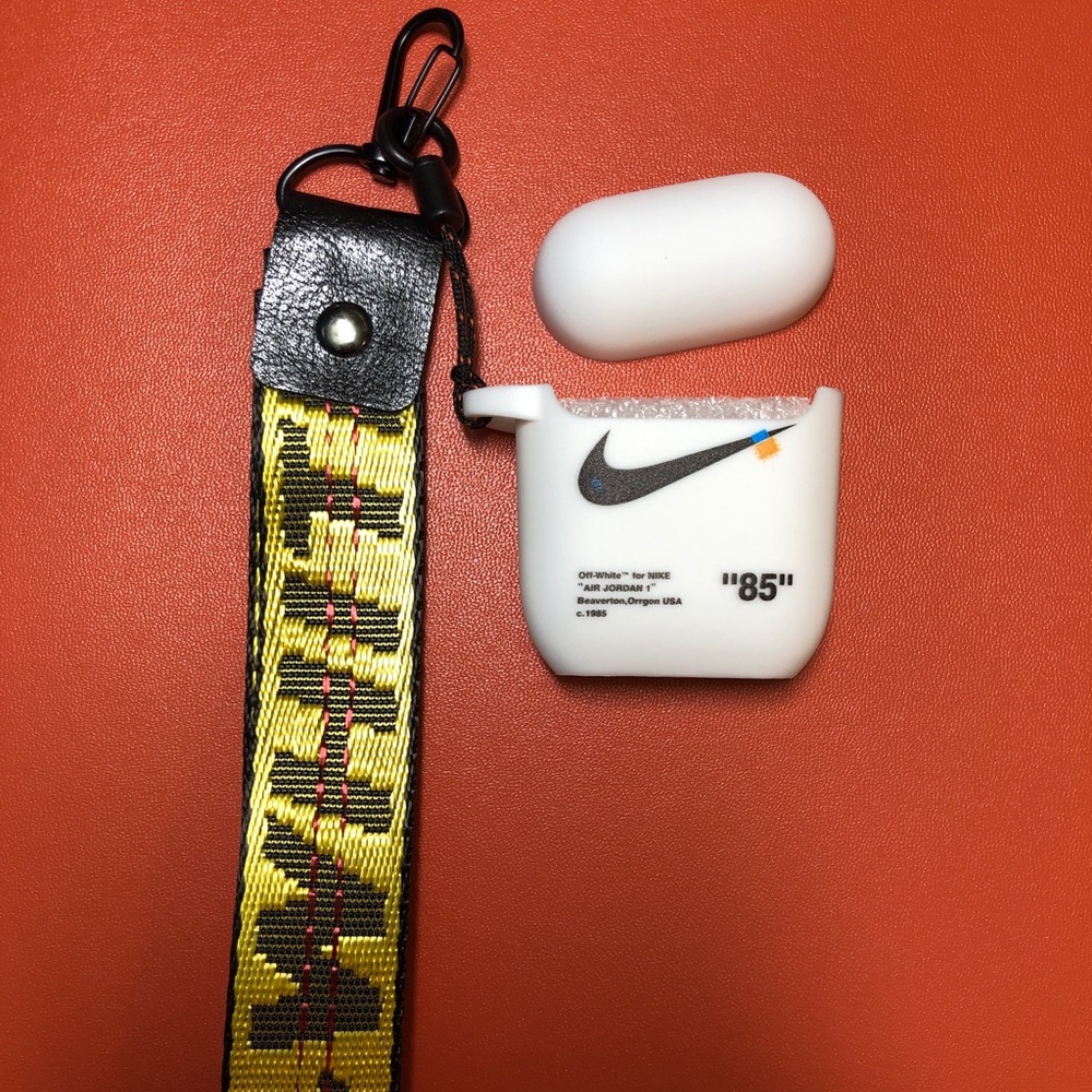 AirPods Case Hypebeast Set with short lanyard
